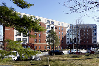 Admiral's Tower Co-op in Chelsea, MA - Foto de edificio - Building Photo