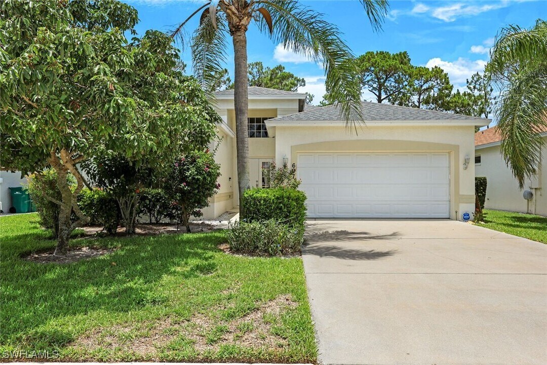 697 Crossfield Cir in Naples, FL - Building Photo