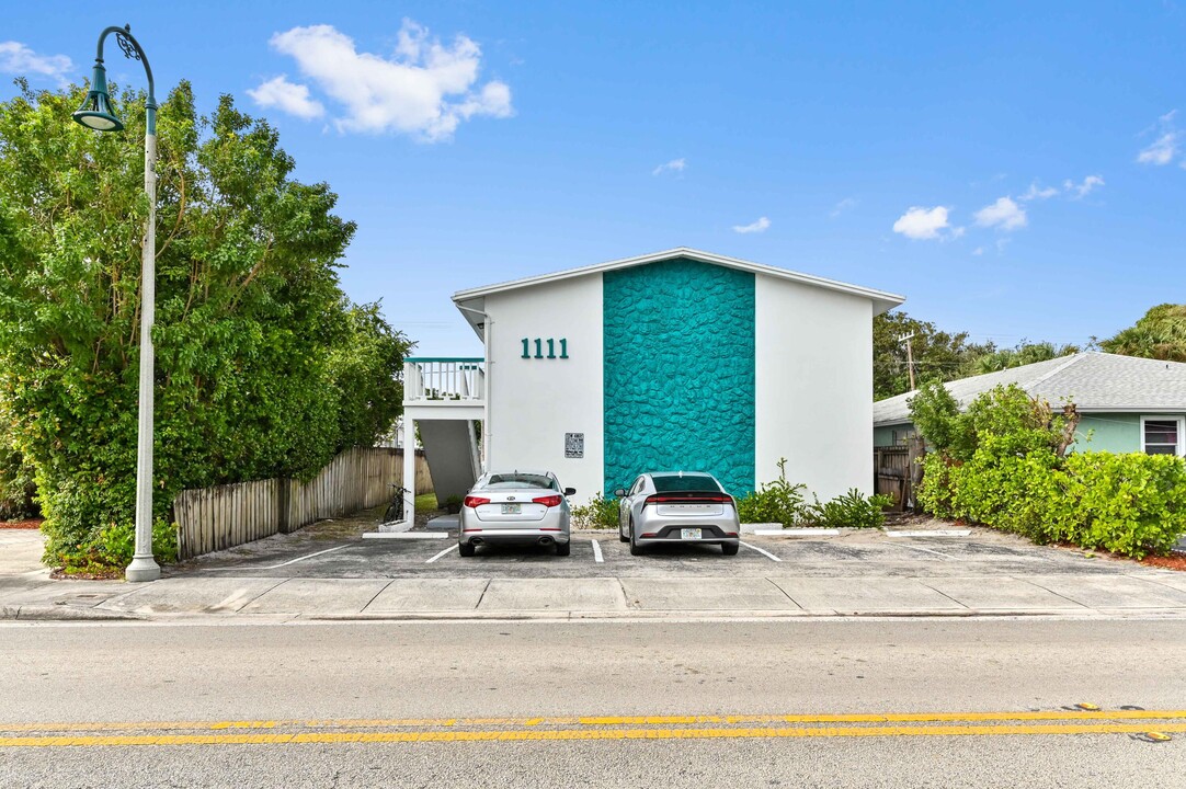 1111 N Federal Hwy in Lake Worth, FL - Building Photo