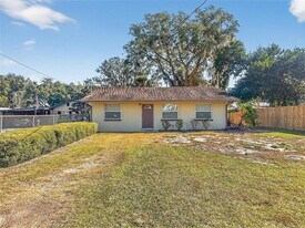 510 N Barrow Ave in Tavares, FL - Building Photo