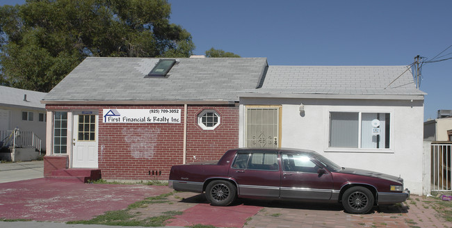 12 Ambrose Ave in Pittsburg, CA - Foto de edificio - Building Photo