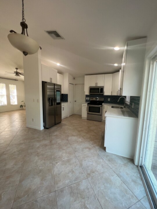 2061 20th Ave NE in Naples, FL - Building Photo