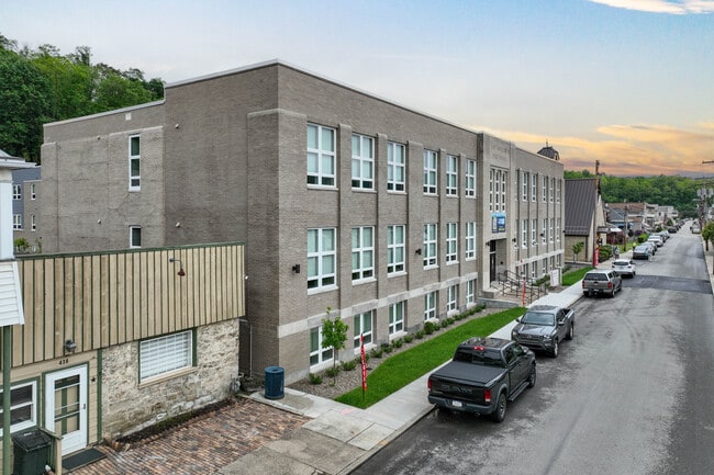 Morning Sun Senior Lofts in East Vandergrift, PA - Foto de edificio - Building Photo