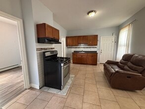 218 Geneva St, Unit 6 in Elizabeth, NJ - Foto de edificio - Building Photo