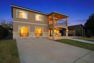 10518 Pleasanton Dr in Houston, TX - Building Photo