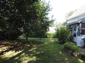 87 Starkweather St in Manchester, CT - Building Photo - Building Photo