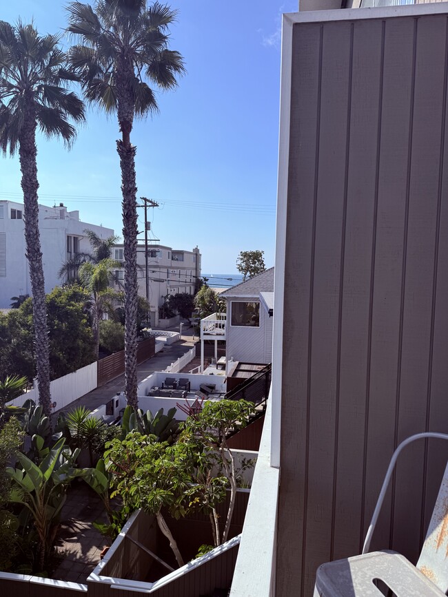 2-22 Mast St in Marina Del Rey, CA - Building Photo - Building Photo