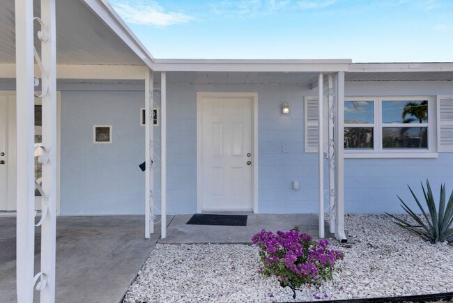 660 Flamingo Dr in Apollo Beach, FL - Building Photo - Building Photo