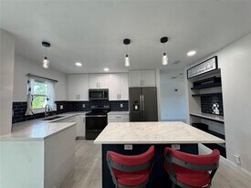 7481 Santa Monica Dr in Margate, FL - Building Photo