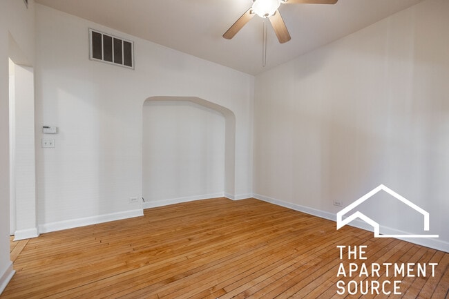 2130 W Concord Pl, Unit 1R in Chicago, IL - Building Photo - Building Photo