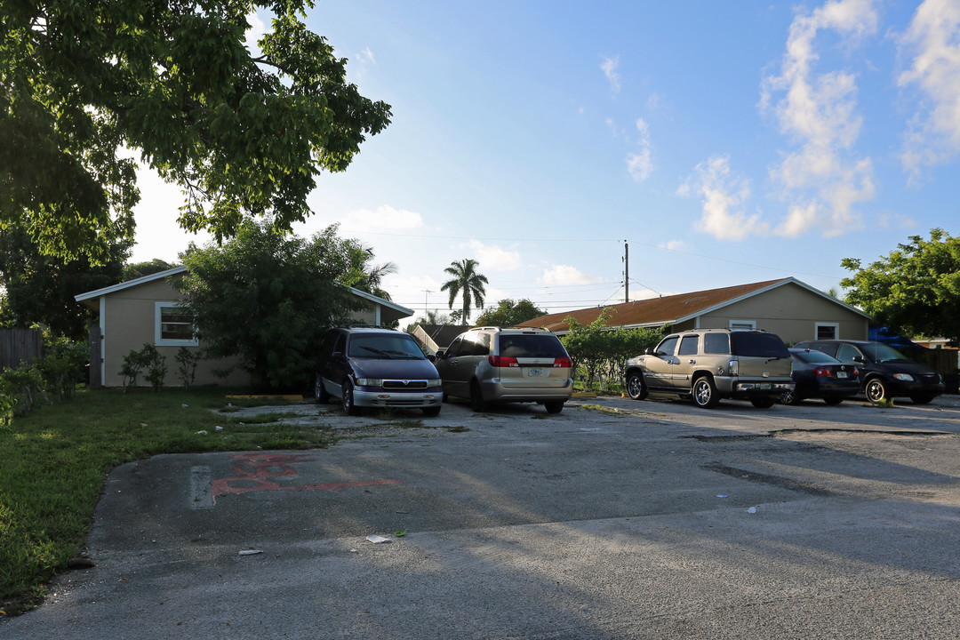 4326 Urquhart St in Lake Worth, FL - Foto de edificio