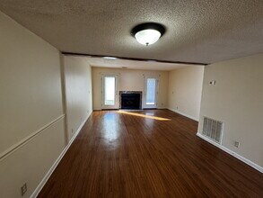 727 S Main St in Hinesville, GA - Foto de edificio - Building Photo