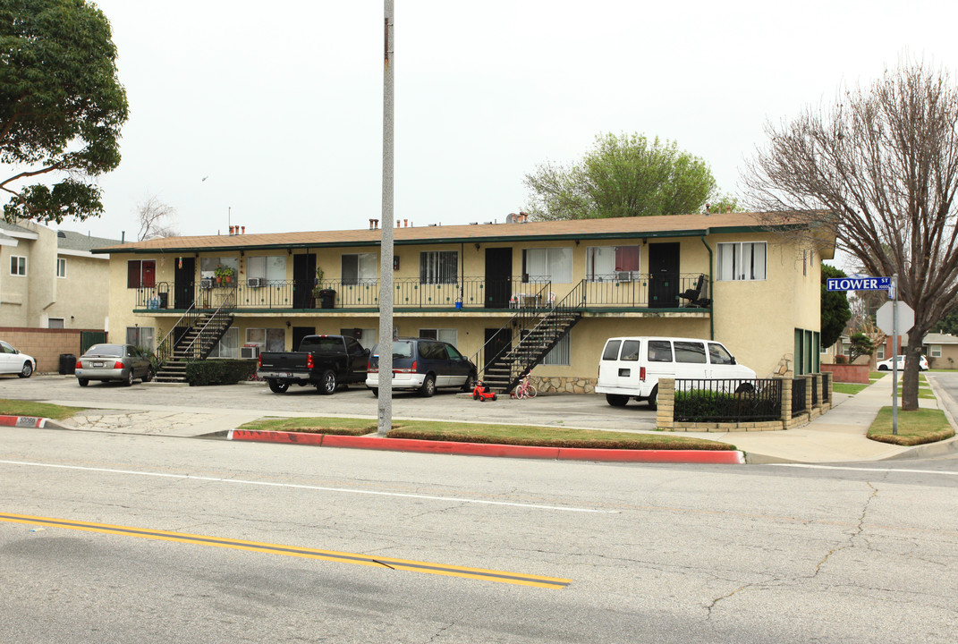 10060 Flower St in Bellflower, CA - Building Photo