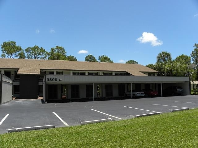 5825 Rattlesnake Hammock Rd, Unit 107 in Naples, FL - Building Photo
