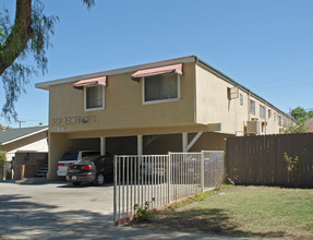 Joy Arms Apartments in Corona, CA - Foto de edificio - Building Photo
