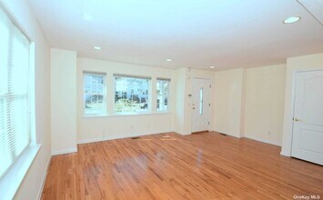 74 Firwood Rd-Unit -A in Port Washington, NY - Building Photo - Building Photo