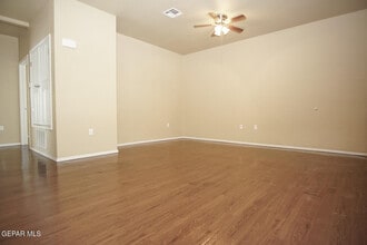 8685 N Loop Dr in El Paso, TX - Building Photo - Building Photo