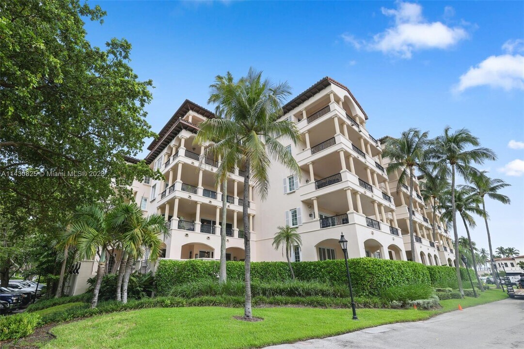 19116 Fisher Island Dr in Miami Beach, FL - Foto de edificio