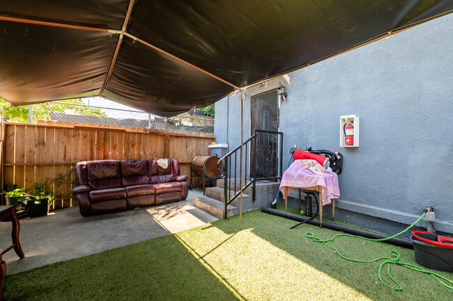 216 E 54th St in Los Angeles, CA - Building Photo - Building Photo