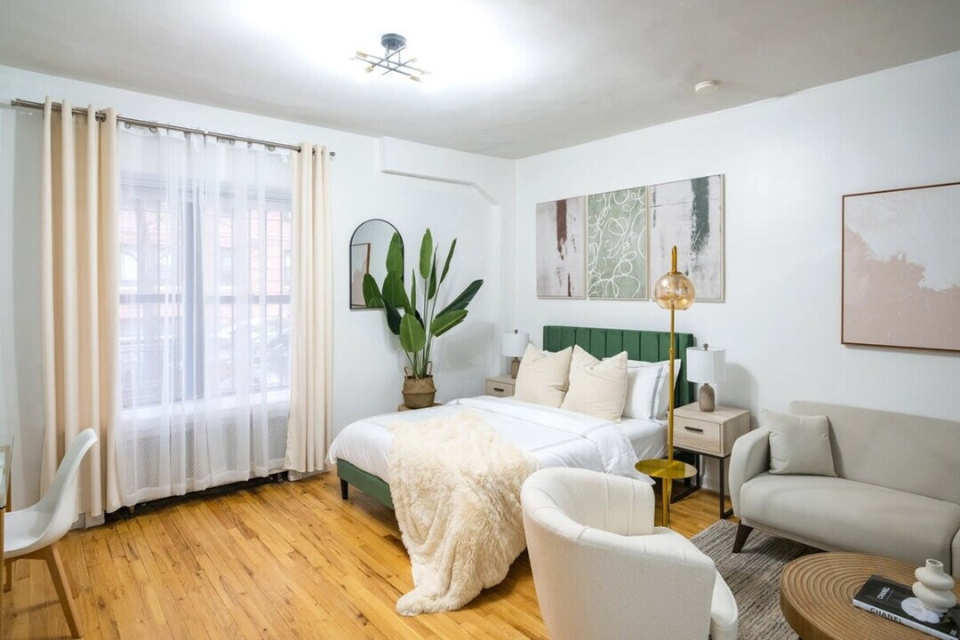 317 W 74th St in New York, NY - Building Photo