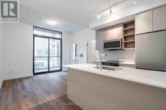 2075 Lakeshore Rd. in Burlington, ON - Building Photo - Building Photo