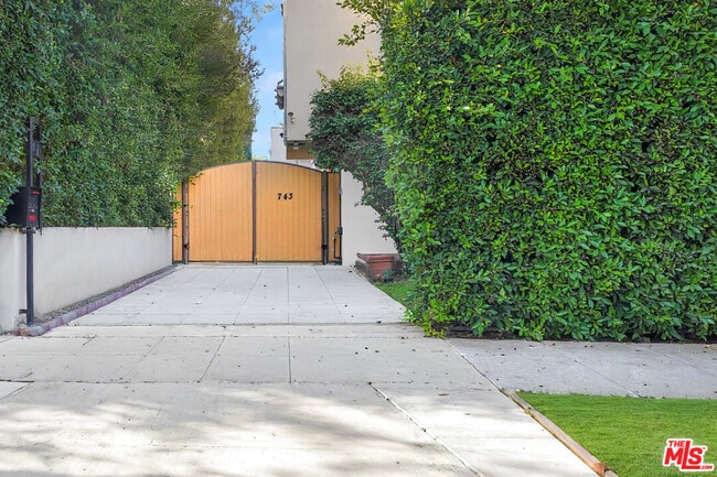 743 N Las Palmas Ave in Los Angeles, CA - Building Photo - Building Photo