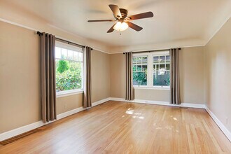 1642 Ash St in Forest Grove, OR - Foto de edificio - Building Photo