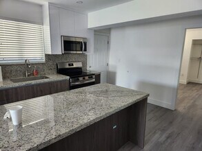 2217 NW 7th St in Miami, FL - Foto de edificio - Building Photo