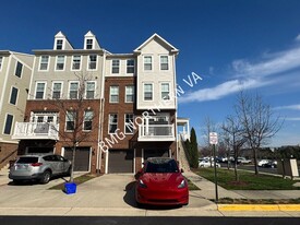 25224 Briargate Terrace in Chantilly, VA - Building Photo