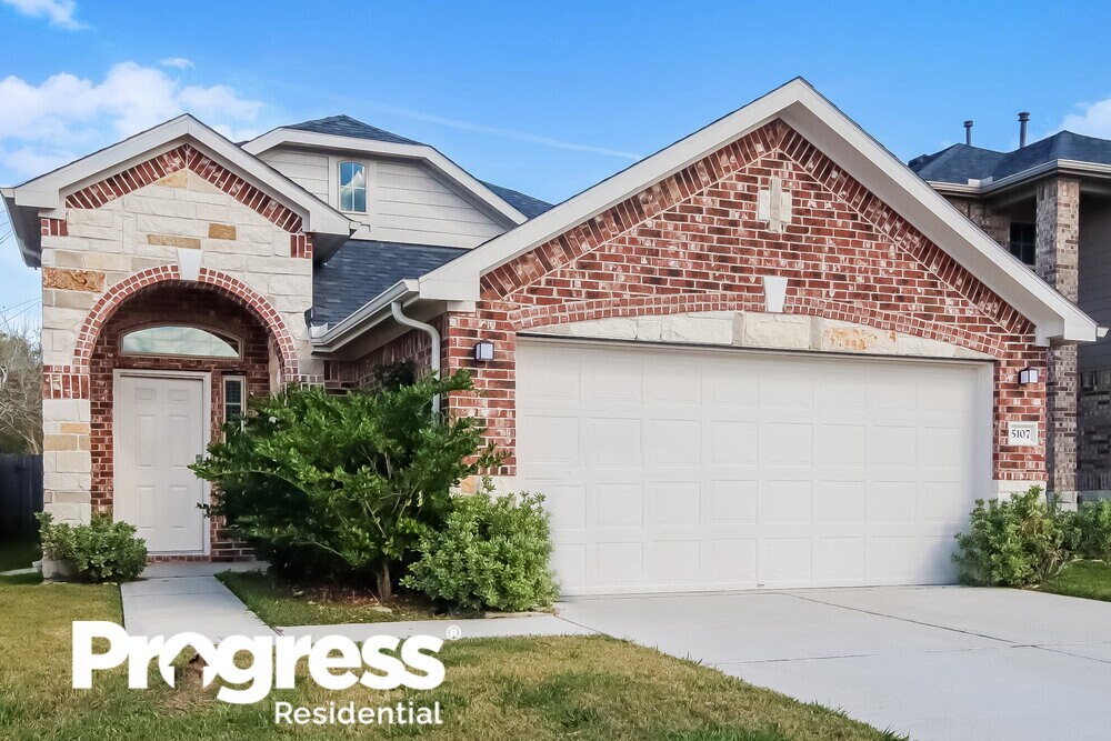 5107 Gulf Stream Ln in Bacliff, TX - Building Photo