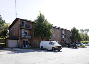 Penetang Court in Barrie, ON - Building Photo - Building Photo