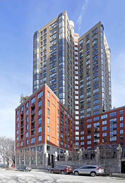 Battery Pointe Condominium in New York, NY - Building Photo