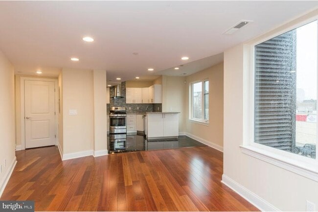 225-29 W Girard Ave in Philadelphia, PA - Building Photo - Building Photo