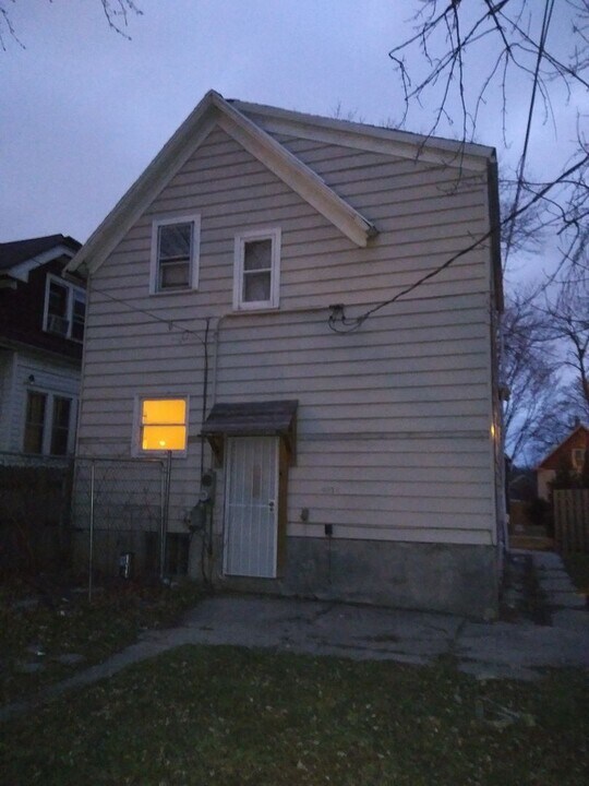 5037 N 32nd St in Milwaukee, WI - Building Photo