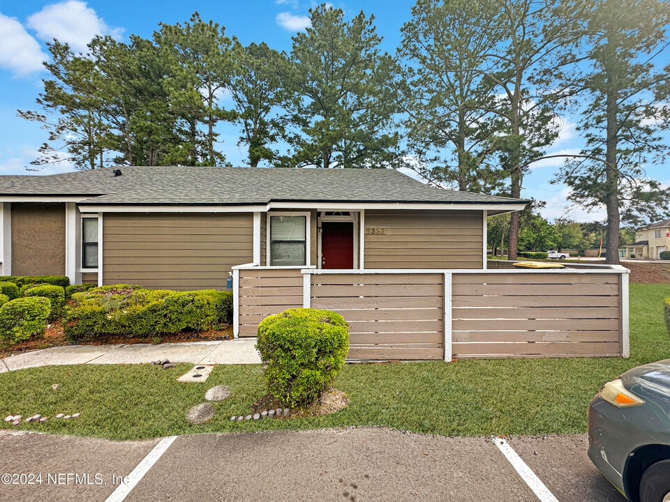 8333 Derbyshire Pl in Jacksonville, FL - Building Photo
