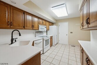 12 Stone Run Rd in Bedminster, NJ - Building Photo - Building Photo
