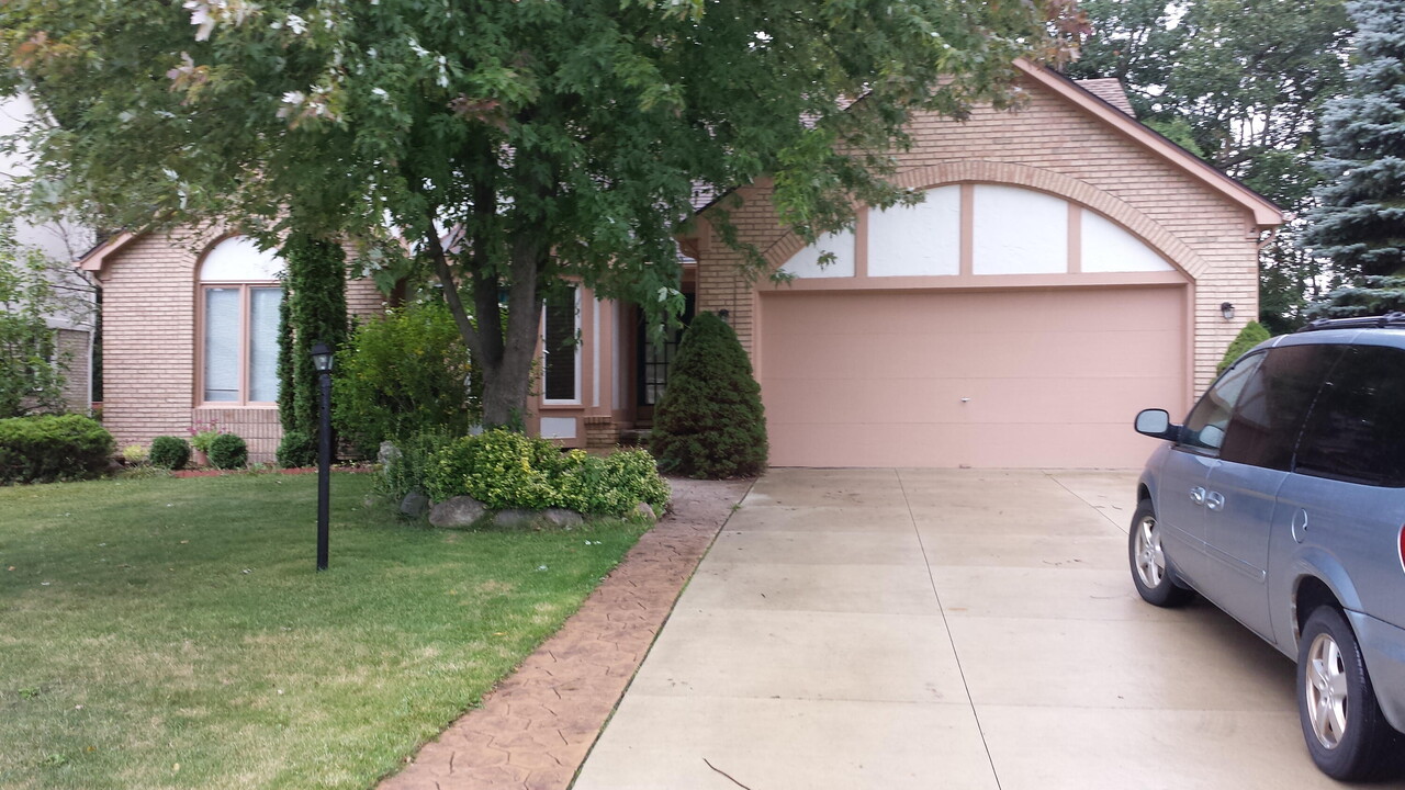 456 Essex Dr in Rochester Hills, MI - Building Photo