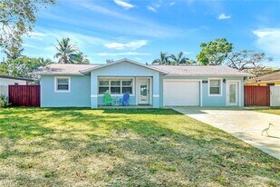 3470 Lakeview Dr in Naples, FL - Building Photo