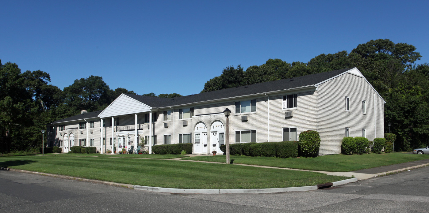 Brookwood on the Lake Apartments for Seniors in Ronkonkoma, NY - Foto de edificio