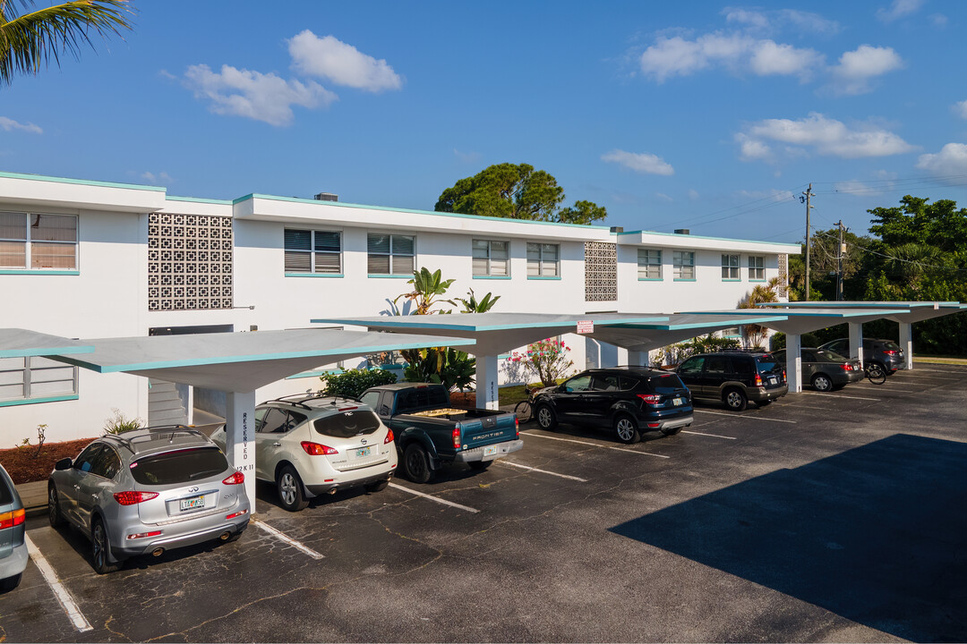 Atlantic Gardens Condominiums in Cape Canaveral, FL - Foto de edificio