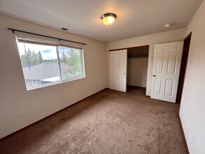 297 Sowell Dr in Shady Cove, OR - Foto de edificio - Building Photo