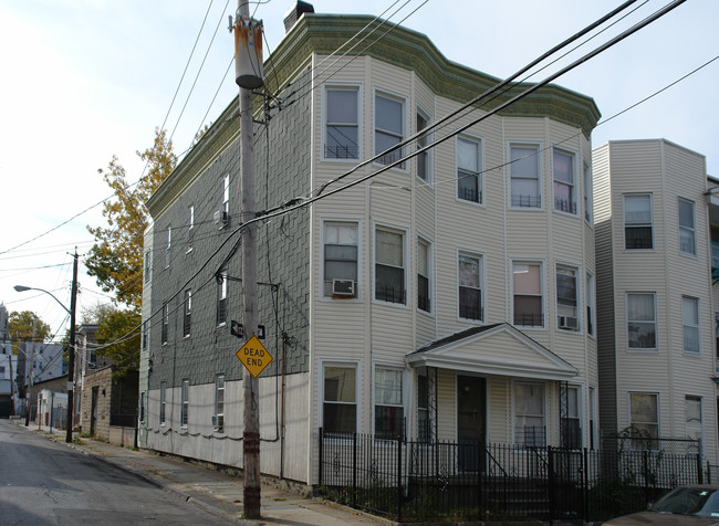 52 Morris Cres in Yonkers, NY - Building Photo - Building Photo