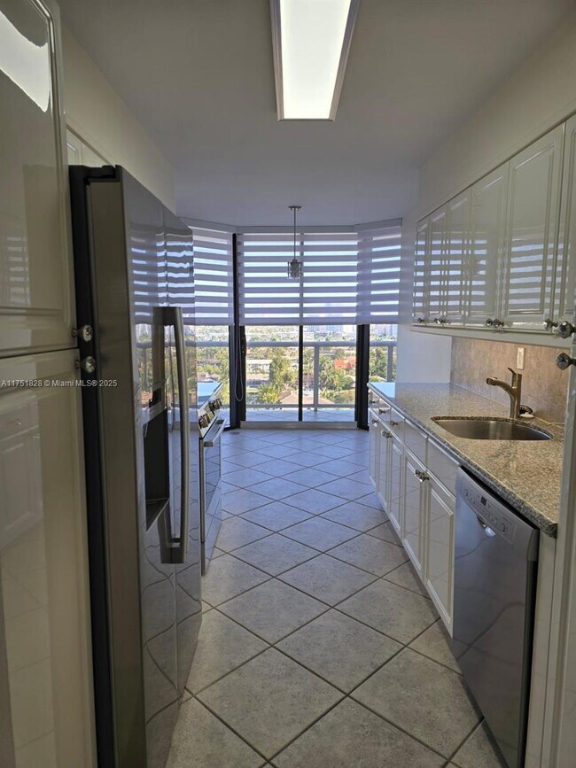 3600 Yacht Club Dr in Aventura, FL - Foto de edificio - Building Photo