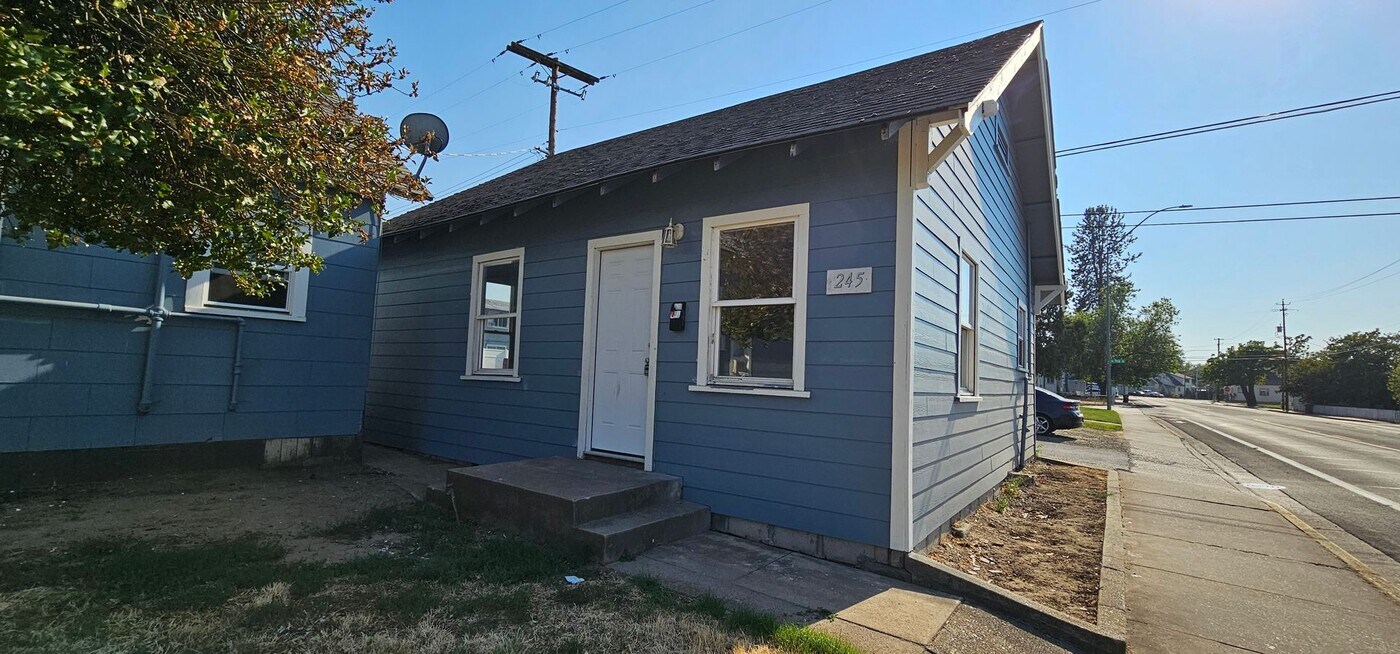 243-245 N Holly St in Medford, OR - Building Photo