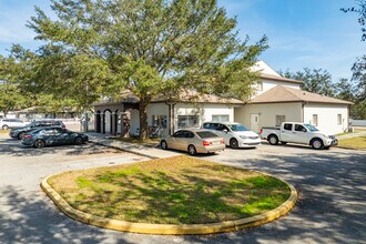 10049 N Florida Ave in Tampa, FL - Foto de edificio - Building Photo