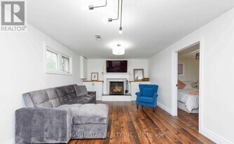 323 Montego Rd in Mississauga, ON - Building Photo