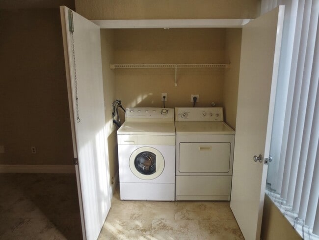 2871 N Oakland Forest Dr in Oakland Park, FL - Building Photo - Building Photo