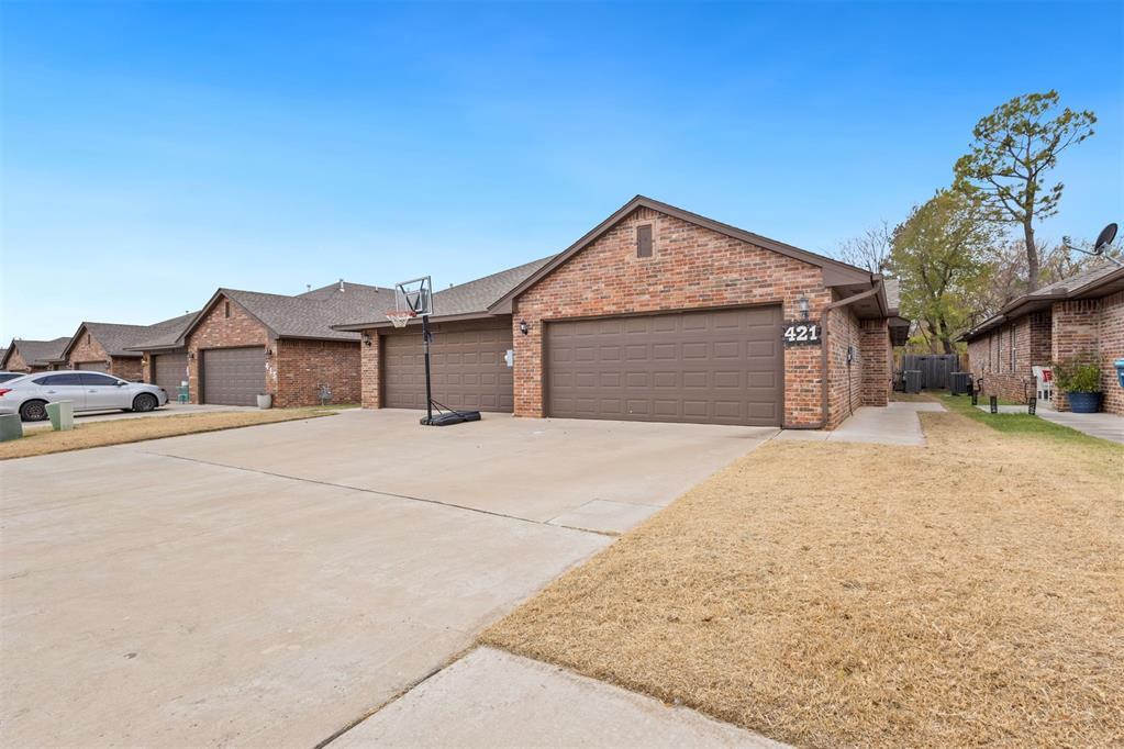 421 Chalk Hill Ct in Edmond, OK - Building Photo