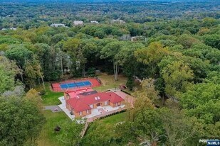 91 Chestnut Ridge Rd in Saddle River, NJ - Building Photo