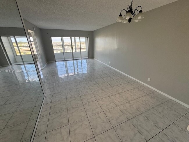 1101 Crystal Lake Dr in Pompano Beach, FL - Foto de edificio - Building Photo